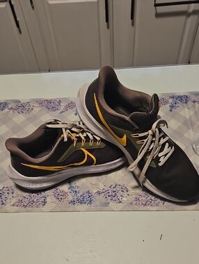 Men's NIKE Air Zoom Pegaus 39 Seqosia University Gold Sneakers